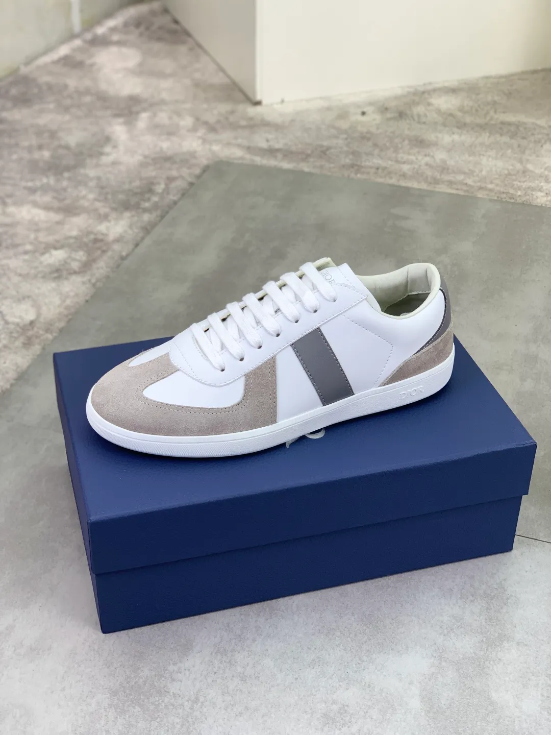 Men's shoes 💰P360 New Dior B01 moral training shoes, white first-layer cowhide, original molded outsole. New to the fall collection, this sneaker marks the return of a Dior classic, reinterpreted in a stylish and elegant silhouette. Crafted from white smooth first-grain cowhide with a tonal silk sheepskin lining, it features the Dior logo on the tongue and inner sides, and a CD icon on the heel. Paired with Tpu anti-slip soles of the same color, it can be matched with various styles to create a sophisticated look.  Code number: 38-44